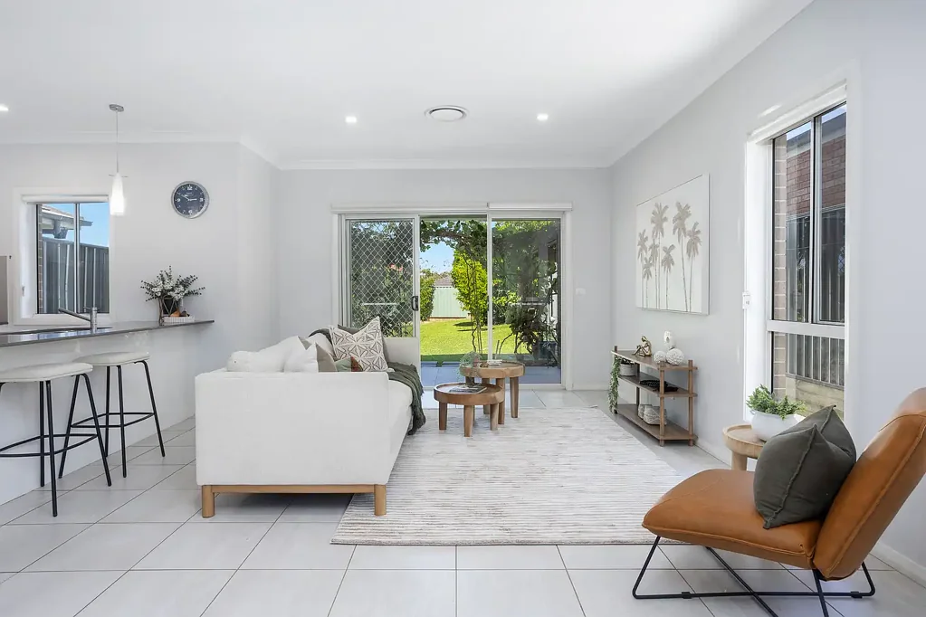 Engadine 4房 现代奢居 460㎡超大地块 三卧带步入式衣帽间 厨师厨房石材台面 步行至Engadine商圈 CONTEMPORARY.