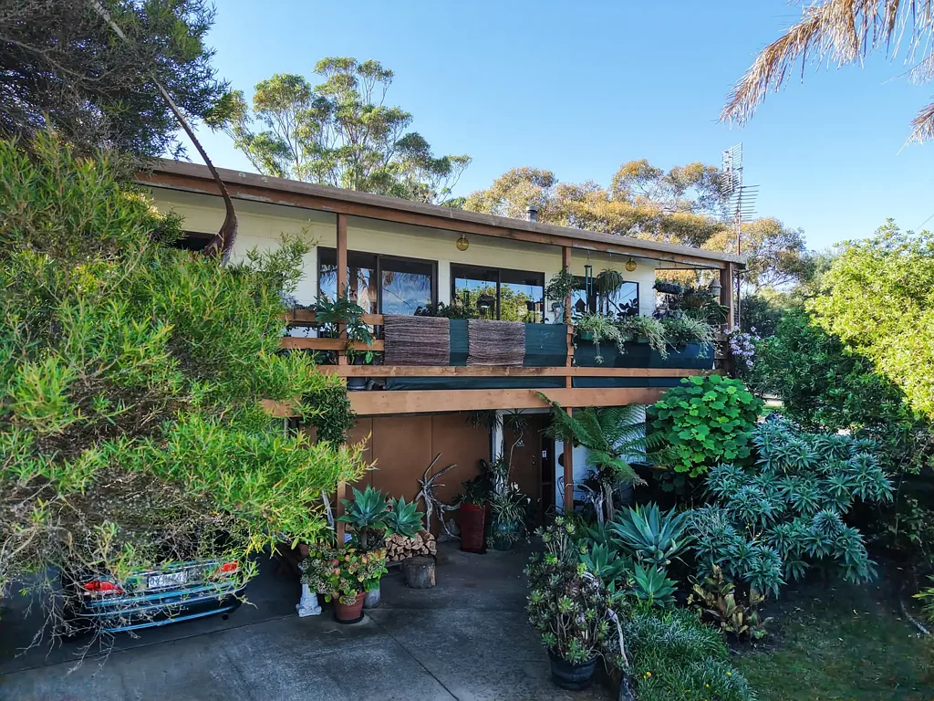 Lakes Entrance 2房  Light-Filled Home Framed by Greenery