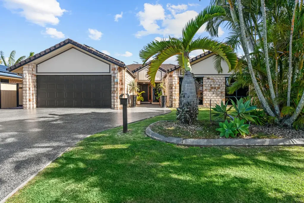 Dundowran 5房  FAMILY LUXURY MEETS RELAXED LAKESIDE LIVING