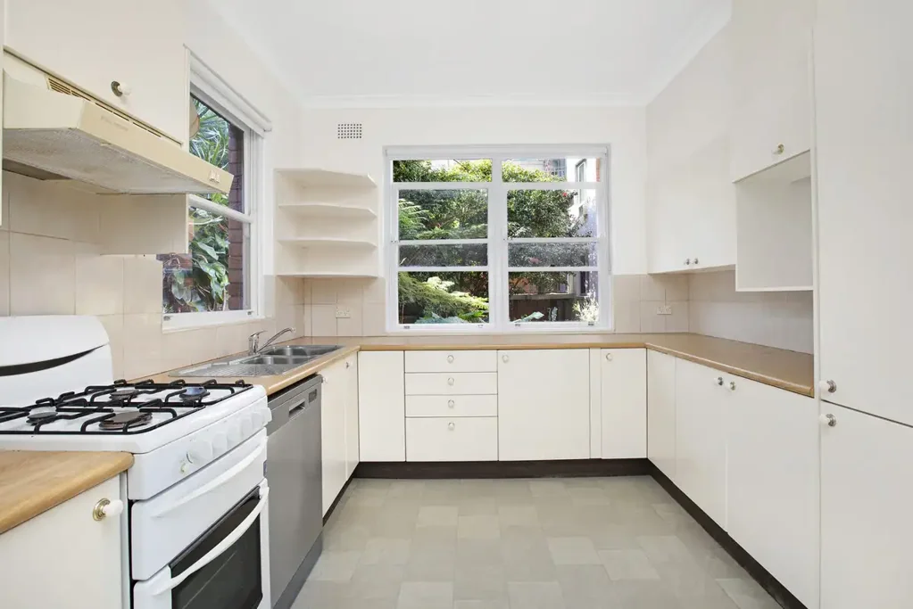 Quiet, spacious, private 3 bedroom apartment with leafy outlook