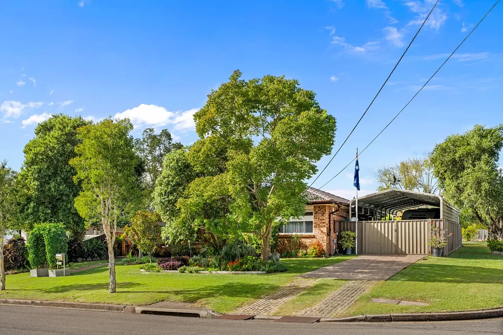 South Penrith 3房 宽敞637m²地块 三卧舒适空间 步行至学校&商圈 太阳能节能 FTTP高速网络 开发潜力巨大 便捷停车 优越地理位置 Family Comfort in a Prime Pocket