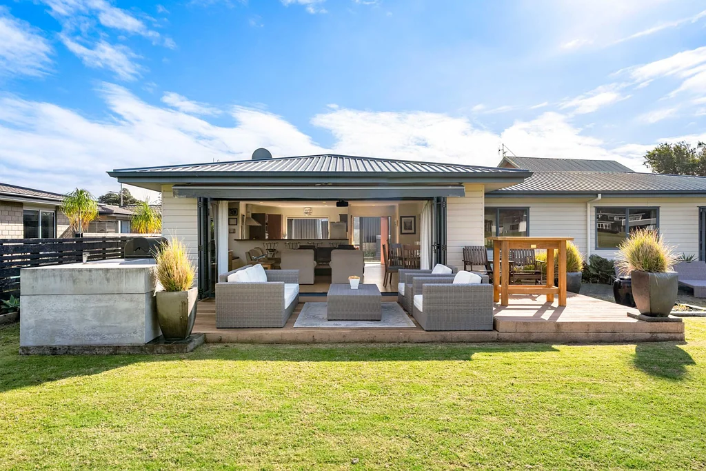Pauanui 3 Bedroom Fly to the beach! Airfield frontage!