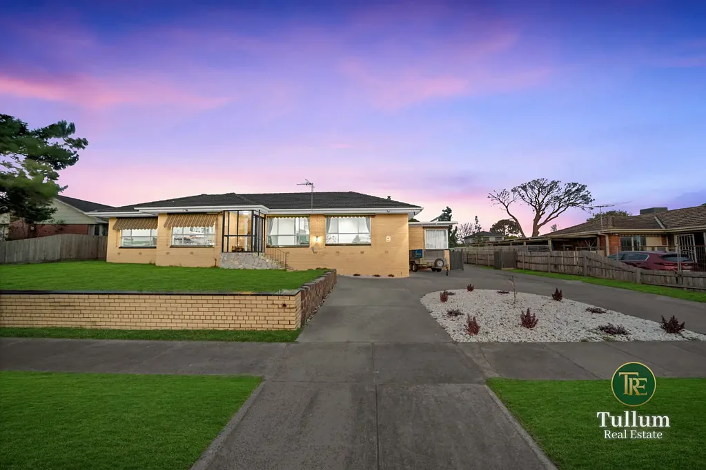 Cranbourne 4部屋 Renovated Family Home on a Massive land with Potential for upto 8 Units, Childcare or Medical Centre (STCA)!