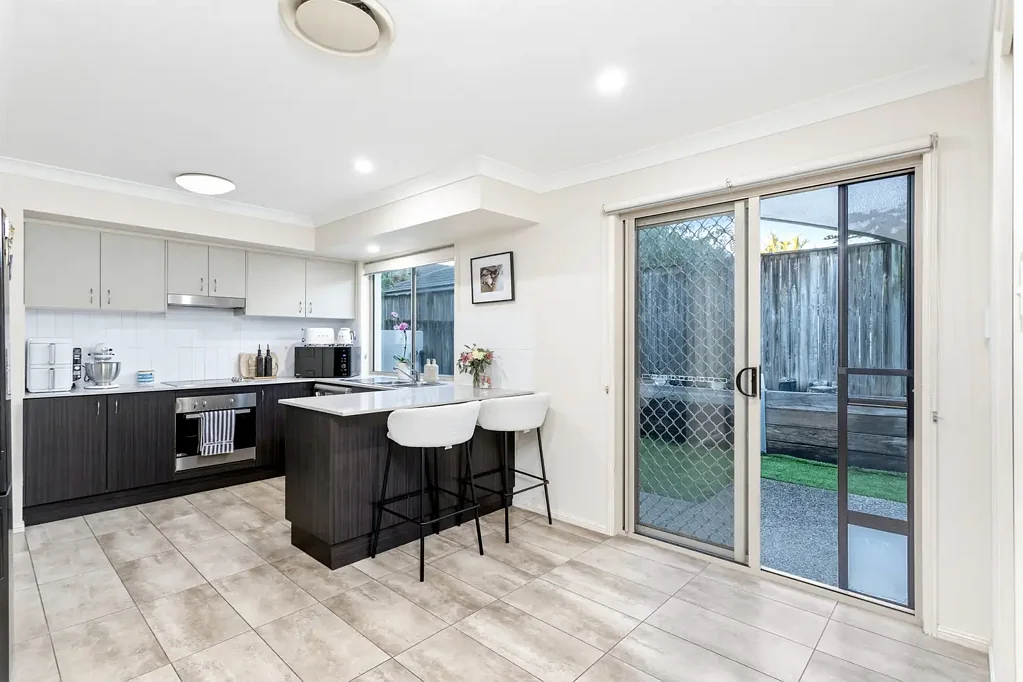 Wakerley 3Moenga Beautiful 'Bayside' townhouse