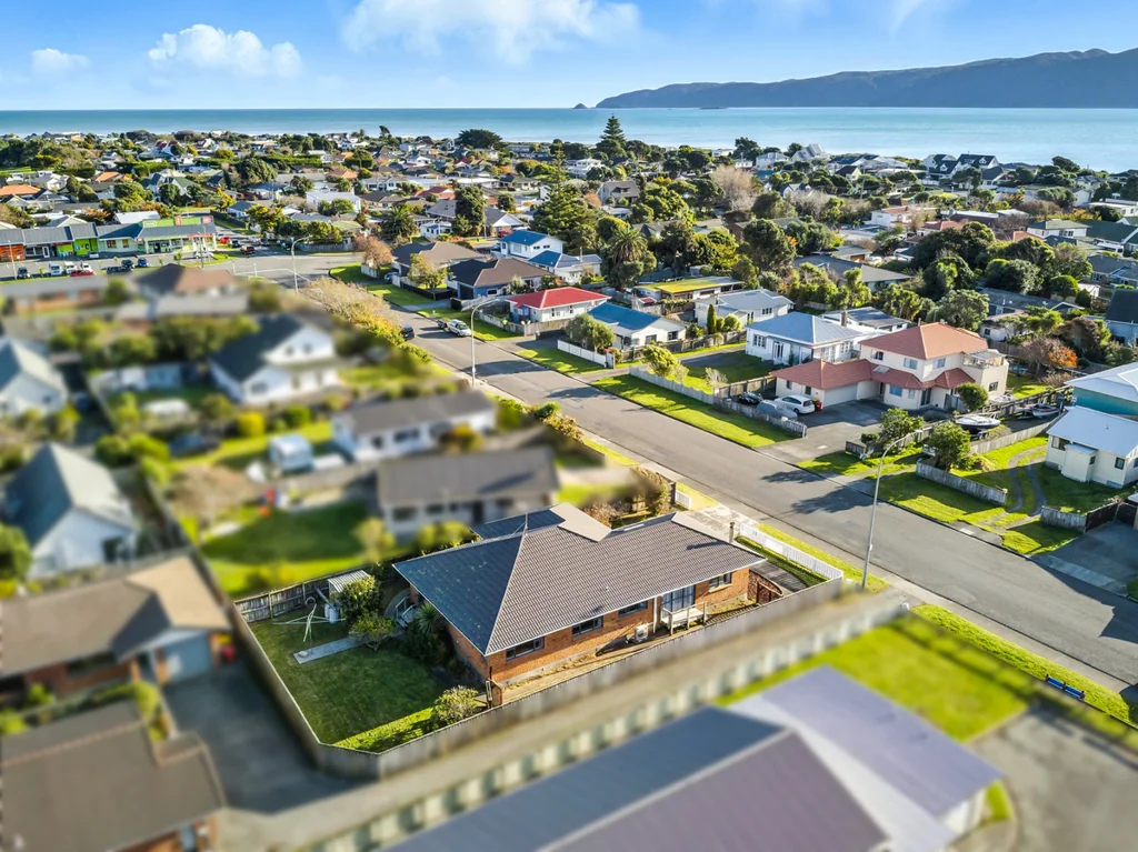 Paraparaumu Beach 2 Bedroom Spacious & Move-In Ready By The Beach!