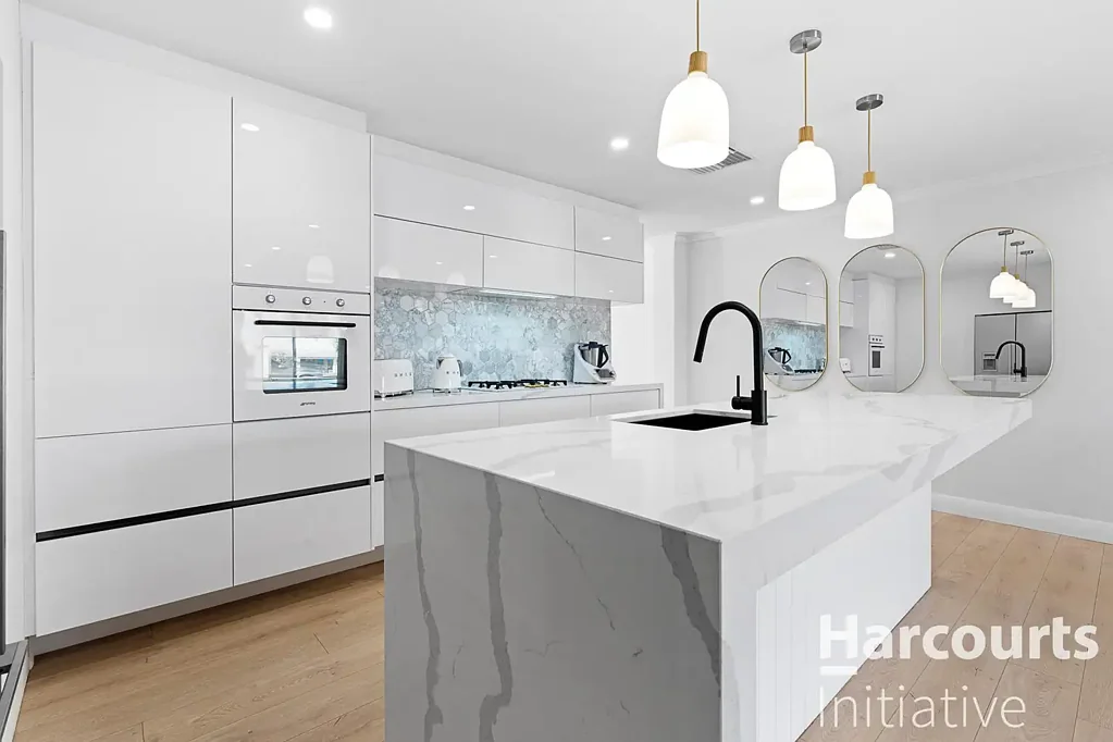 Girrawheen 4침실 TIMELESSLY RENOVATED FAMILY GEM WITH POOL