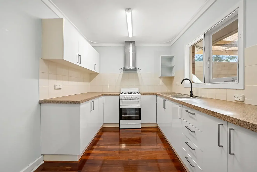 Rockingham 4房  Everyday Convenience & Development Potential on a 725sqm Corner Block