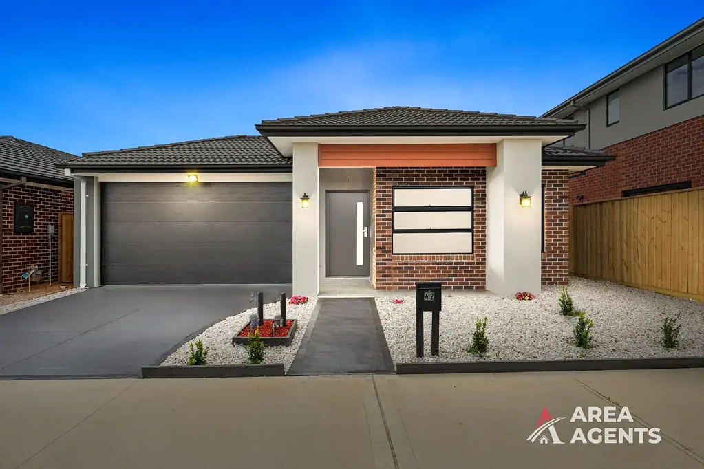 Mickleham 4房 Merrifield黄金地段 350m²地块 四卧双主卧套间 高天花板 设计师厨房 双车库 低维护后院 Brand-New Family Living in Merrifield Estate with Two Ensuites!!