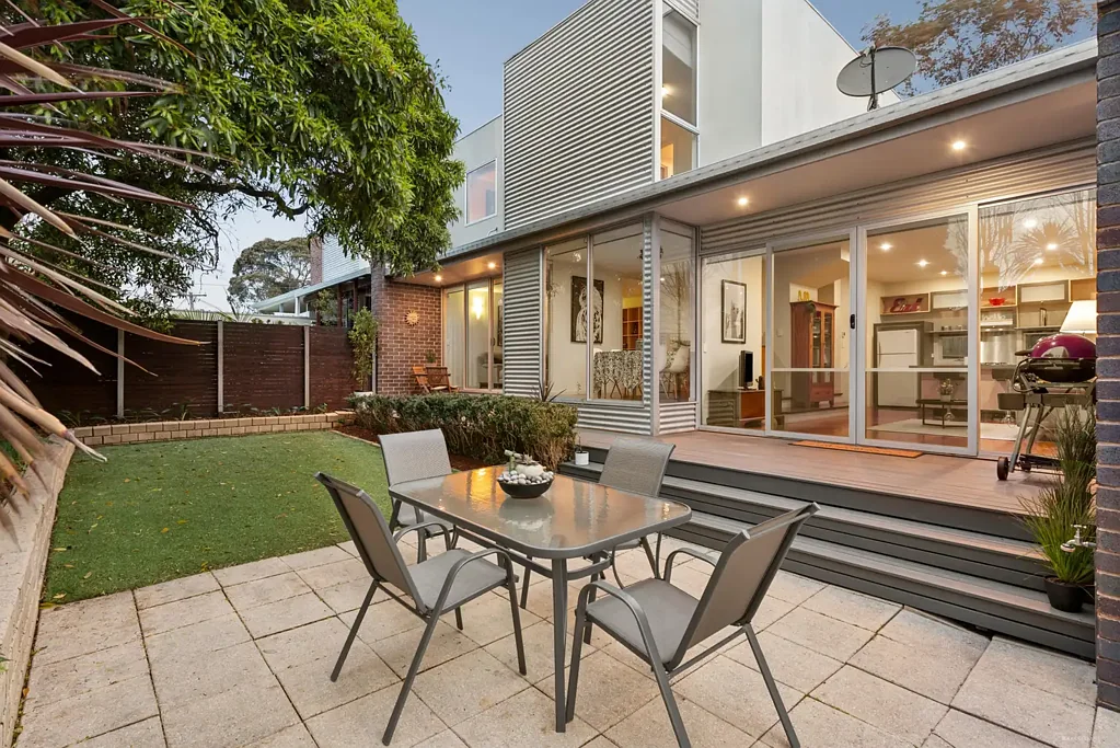 Mitcham 3ਬੈੱਡਰੂਮ House-like proportions without the high-maintenance factor!