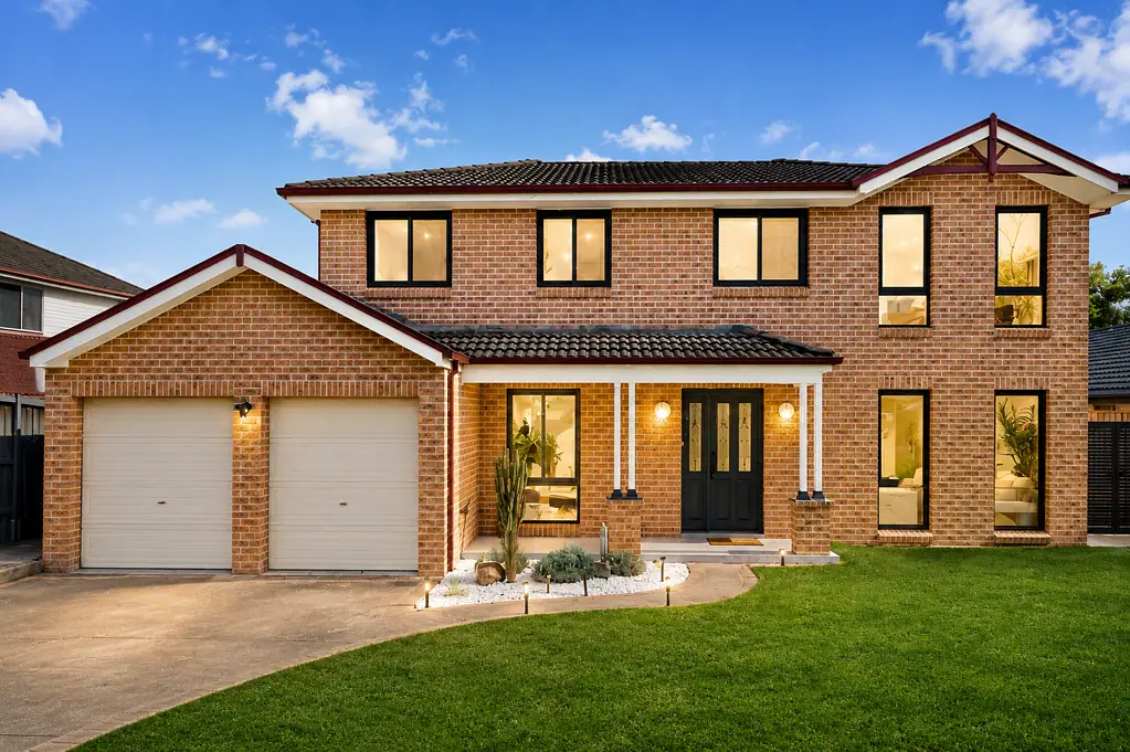 Glenwood 5房 仅此一席！奢华翻新 × 双层玻璃 × 太阳能节省——从内到外，无懈可击！ Luxury Fully Renovated Home with Double-Glazed Comfort & Solar Savings