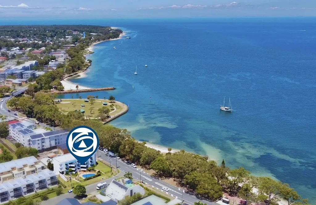 Bongaree 3房 海滨宝石，三卧室公寓，朝西享海景，阳台放松，二楼独立，厨房洗碗机，内置衣柜，主卧独卫，浴室大淋浴，洗衣房吊扇，游泳池车库。 Prime Beachside Living - Motivated Sellers!