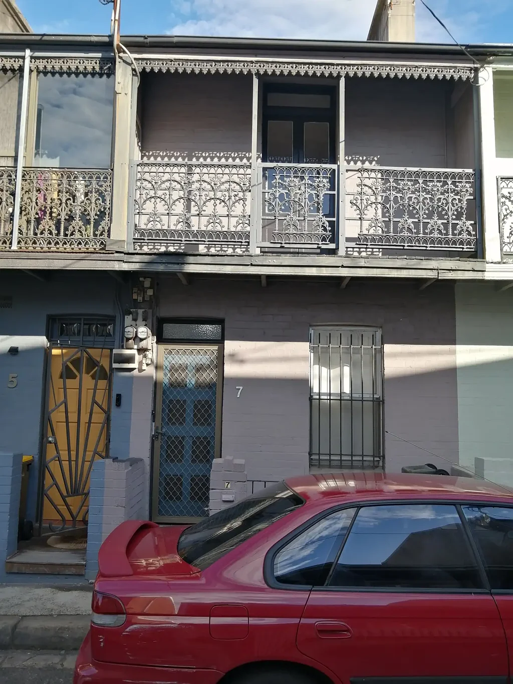 3 Bedroom 2 Bath Room in .Town House located in a quiet Street, Buses Tram to City ,near by Cafe, Bar & Supermarket