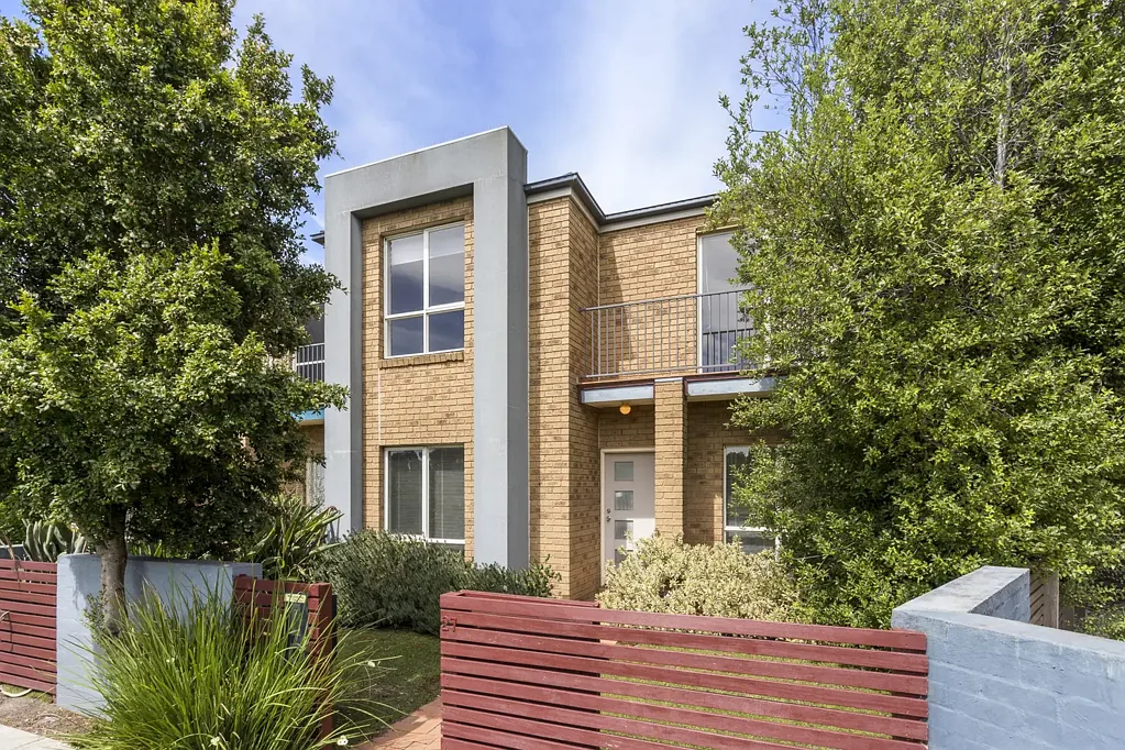 Welcome to your dream townhouse in Point Cook!