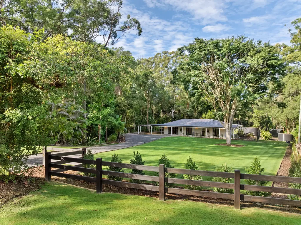 Beerwah 3 Bedroom Modern Luxury with Country Charm!