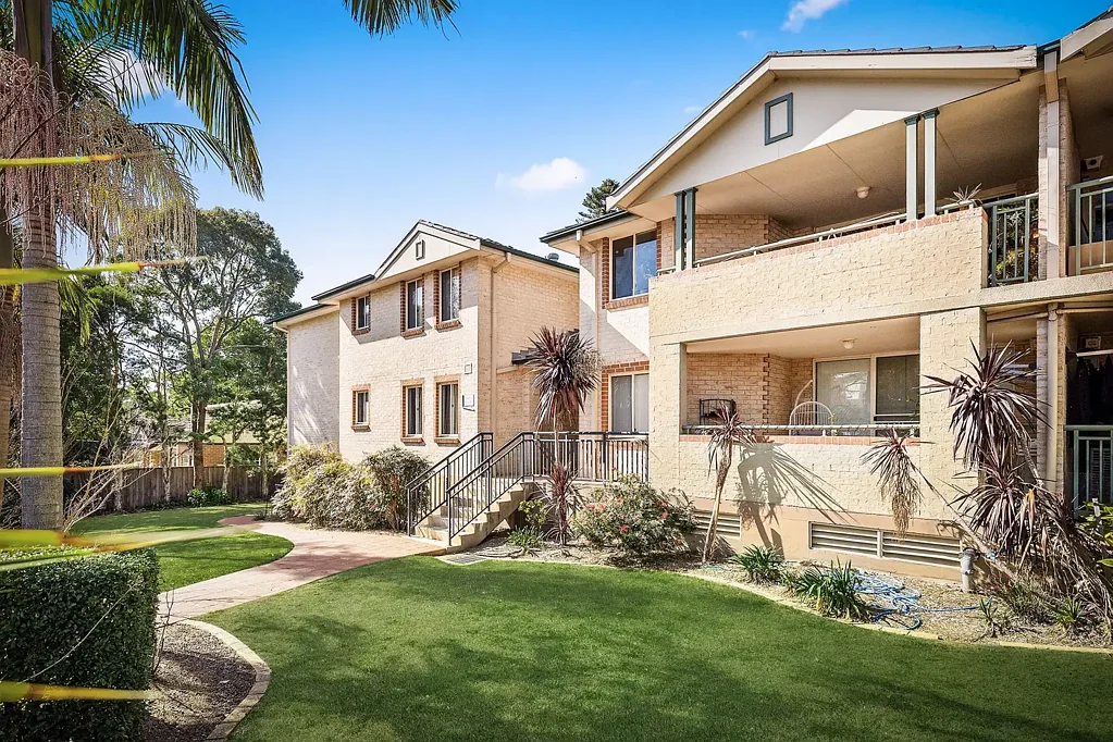 Baulkham Hills 3 Slaapkamer Ultra Convenient Location - Rare Double Brick Boutique Complex!