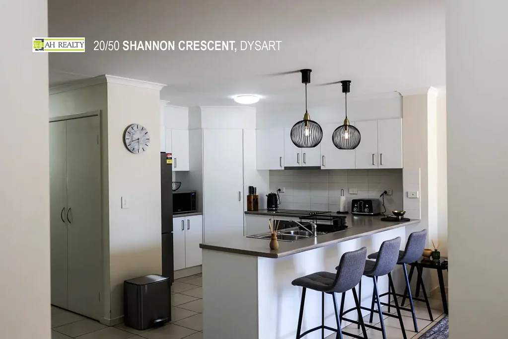 FULLY FURNISHED EXECUTIVE STYLE UNIT WITH TWO BALCONIES! AVAILABLE TO RENT NOW!