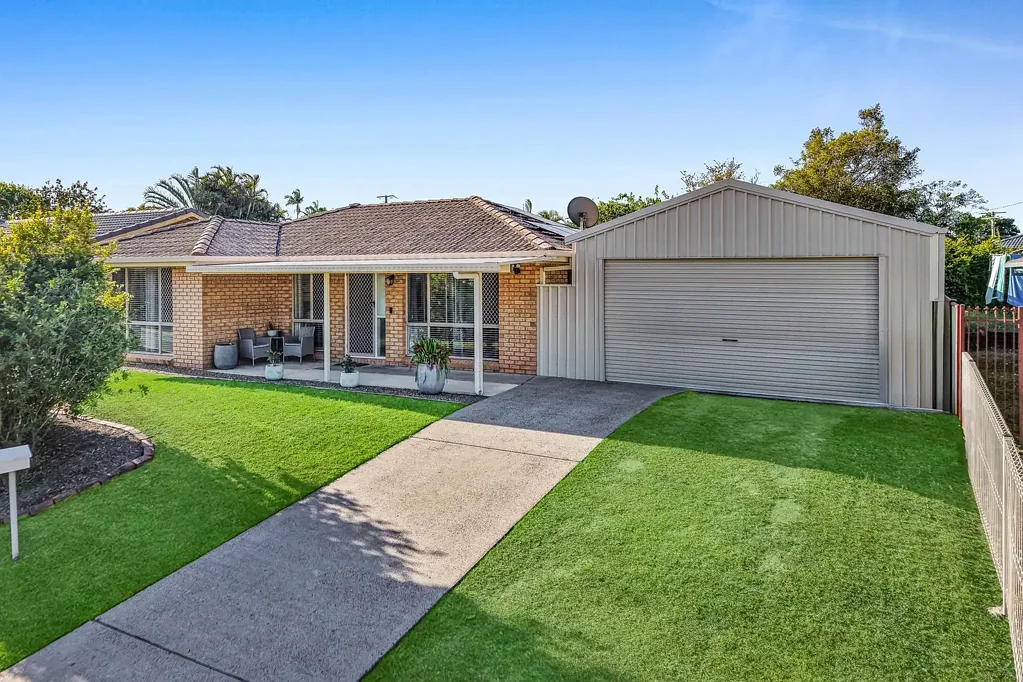 Collingwood Park 3બેડરૂમ Low-Set Brick Home with a Big Backyard & Plenty of Potential