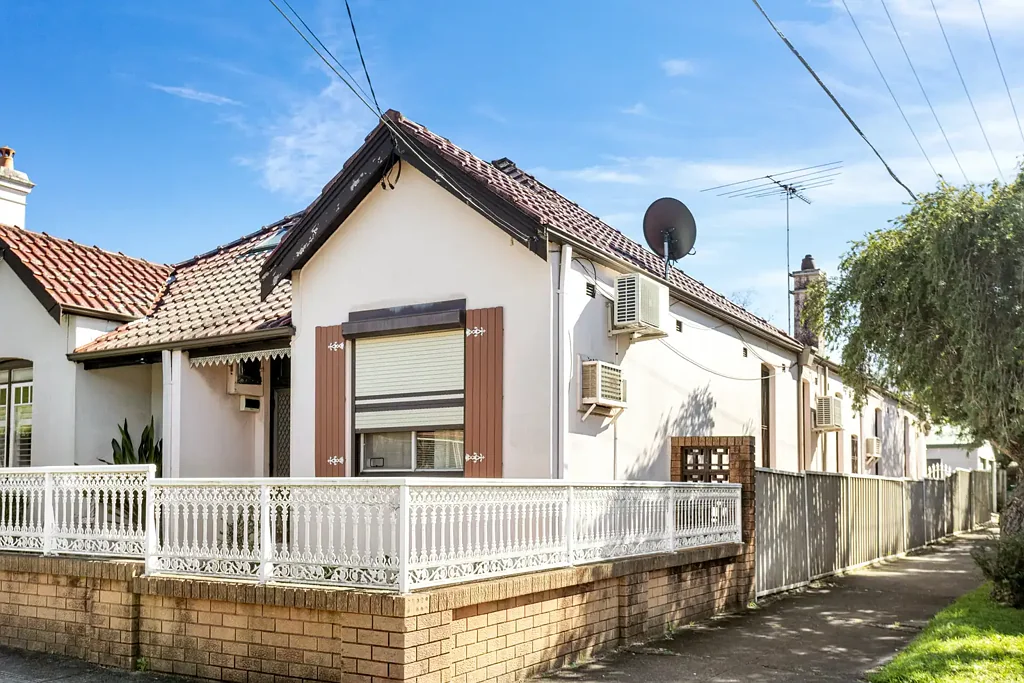 Marrickville 2ਬੈੱਡਰੂਮ Deceased estate: a vintage gem awaiting renewal