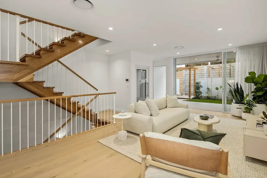 Bowen Hills 4房 建筑师设计 4卧宽敞 3车位车库 双起居区 高端厨房 V-ZUG电器 石灰石台面 遮盖露台 室内木地板 市中心生活 Hillview Collection X Newstead Precinct