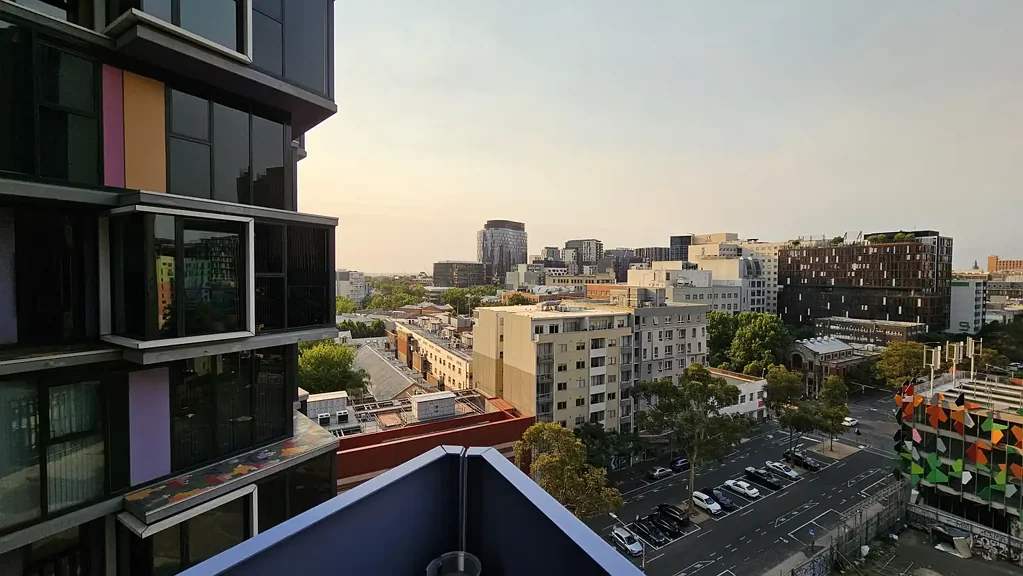 BRIGHT,  FULLY FURNISHED, FLEXIBLE TERM