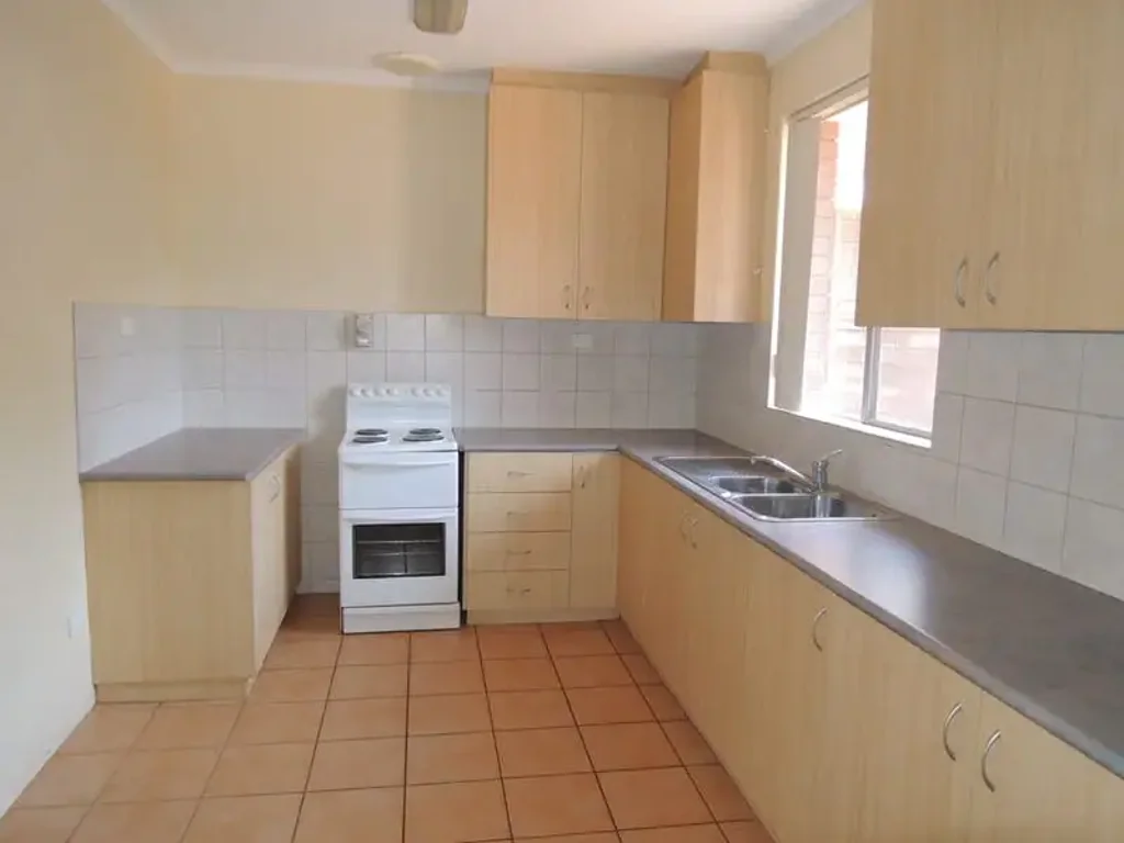 GREAT LOCATION - CENTRE OF TOWN!