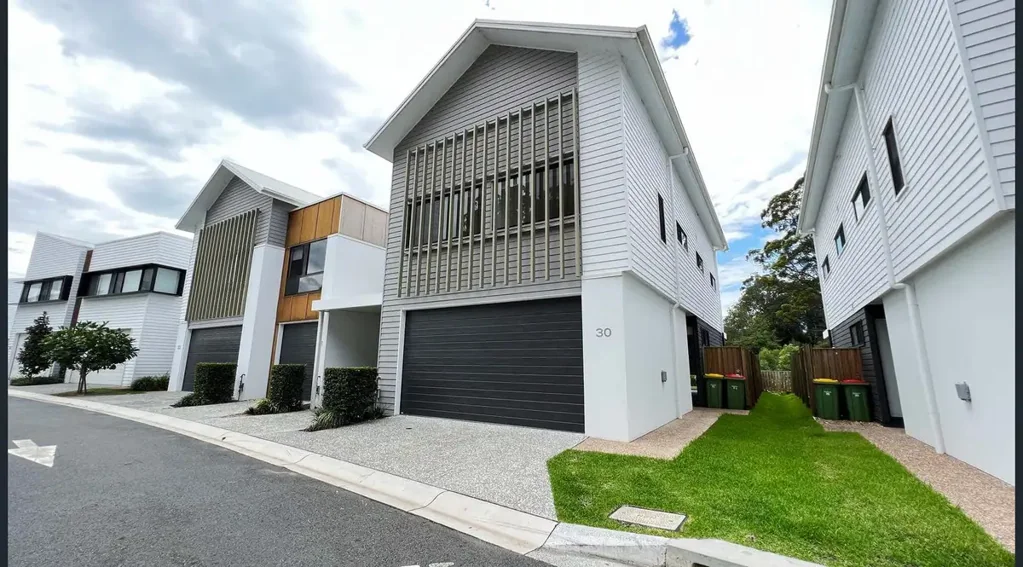 Secure Modern 4-Bedroom Townhouse with Multiple Living Areas - Mudgeeraba