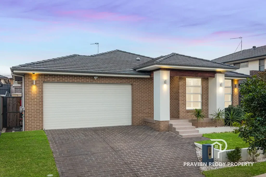 Schofields 5कमरा Spacious Home On 450 Sqm Lot ,10 Mins To Schofields Station & 2 Mins To Bus Stop For Tallawong Metro !!