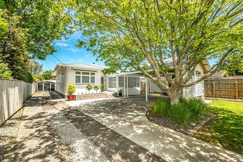 Saint Johns Hill 3 Bedroom Timeless charm, sought after location
