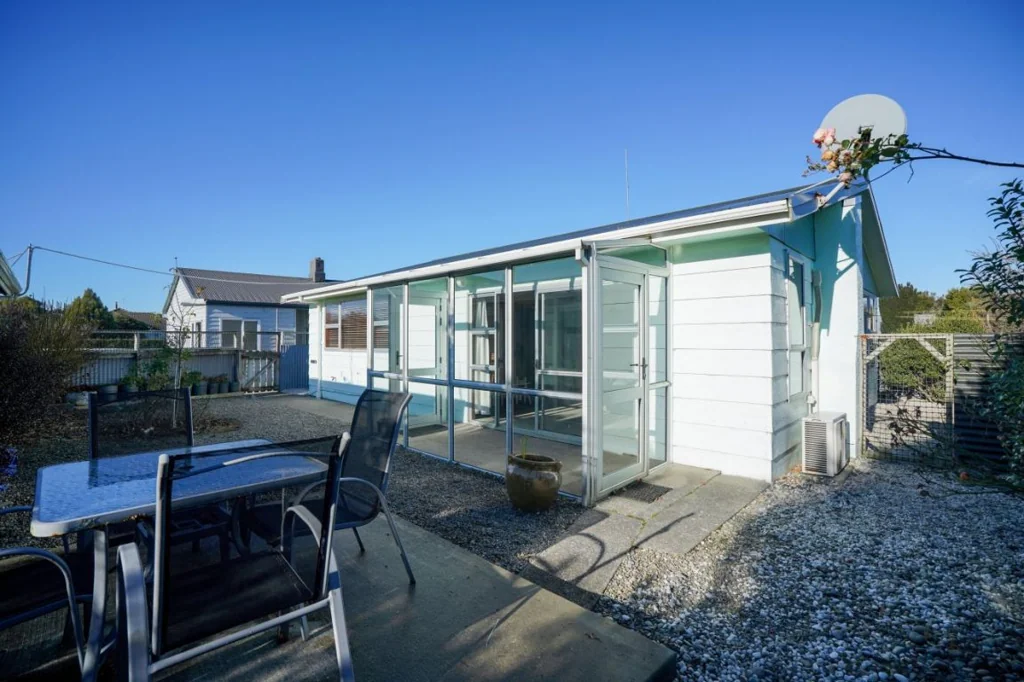 Strathern 2બેડરૂમ Spacious, Sunny And Secure Starter!