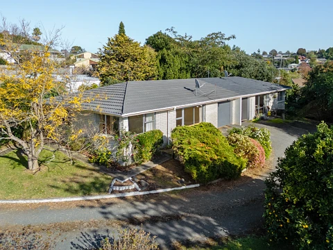 Dinsdale 2房  Astute Buyers - Your Renovation Opportunity Awaits