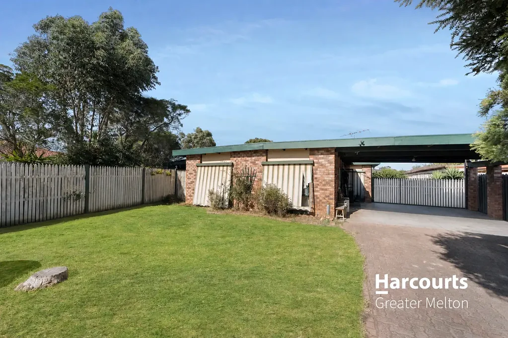Melton West 3कमरा Exceptional Family Living on a Massive 1,083m² (Approx) Allotment