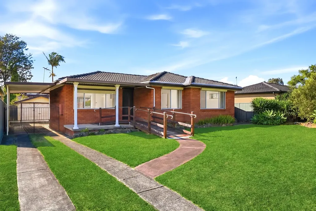 Quakers Hill 3房 宽敞561sqm地块 临街宽15.86m 三卧带衣柜 现代厨房 游泳池 后院休闲区 STCA潜力 步行火车站 学校近 Family Entertainer with Pool, Wide Frontage & Granny Flat Potential (STCA)