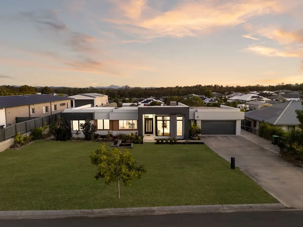 Karalee 4Zimmer Architectural Style on a Generous Half Acre | Bags Are Packed!