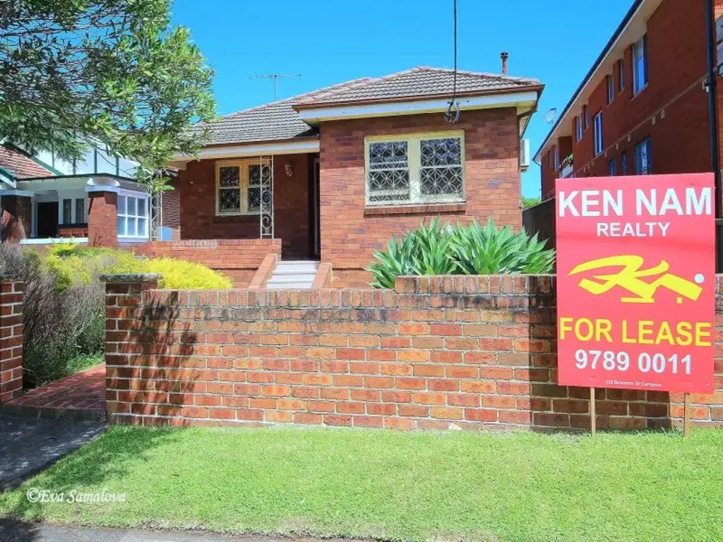 3 Bedroom House close to shops and train