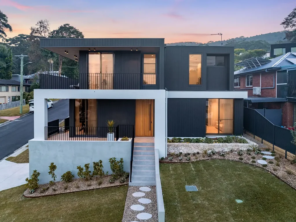 Thirroul 5房 三层设计精良 300㎡精致空间 水景壮丽无遮挡 ILVE意大利厨房 太阳能供电 海滨生活便捷 New Architectural Luxurious Family Home with Never To Be Built Out Water Views