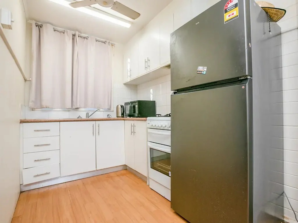 South Hedland 2 Bedroom ENTRY LEVEL - Double Story Super Tidy Unit / Townhouse - Front & Back Yards!