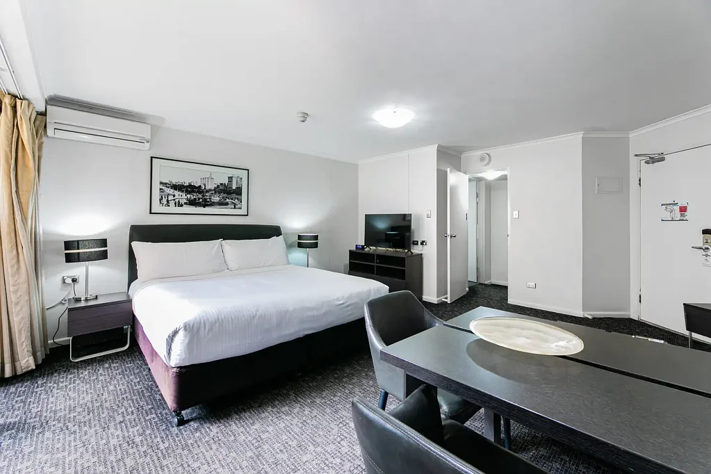 Darlinghurst 1Phòng ngủ Prime City-Fringe Living with Balcony, Walk-In Wardrobe & Stylish Updates