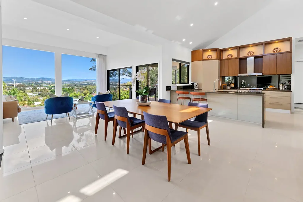 Ashmore 4कमरा WOW !!! AMAZING ARCHITECTURALLY DESIGNED HOME WITH BREATH-TAKING PANORAMIC VIEWS !!!