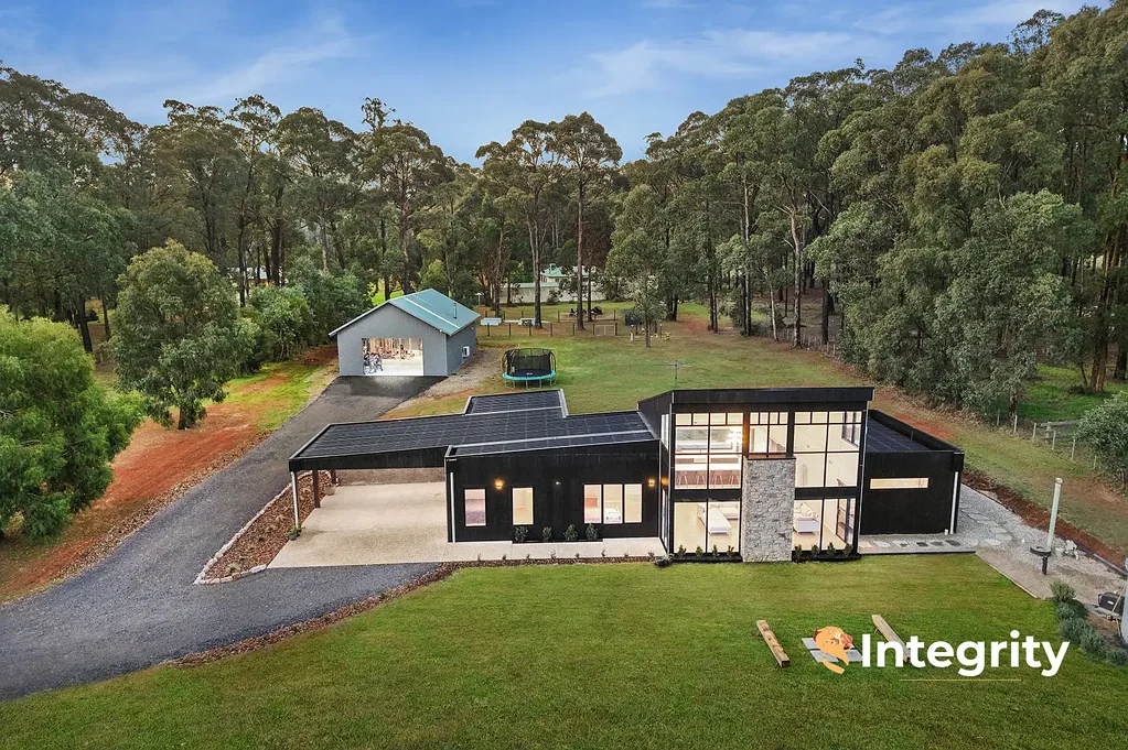 Kinglake West 4房  Modern Masterpiece Set On Manicured 2.7 Acres