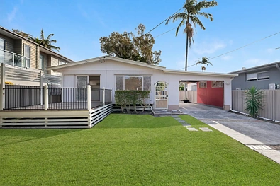 Coombabah 3房  Peaceful Riverfront Pocket with Space, Privacy & Potential