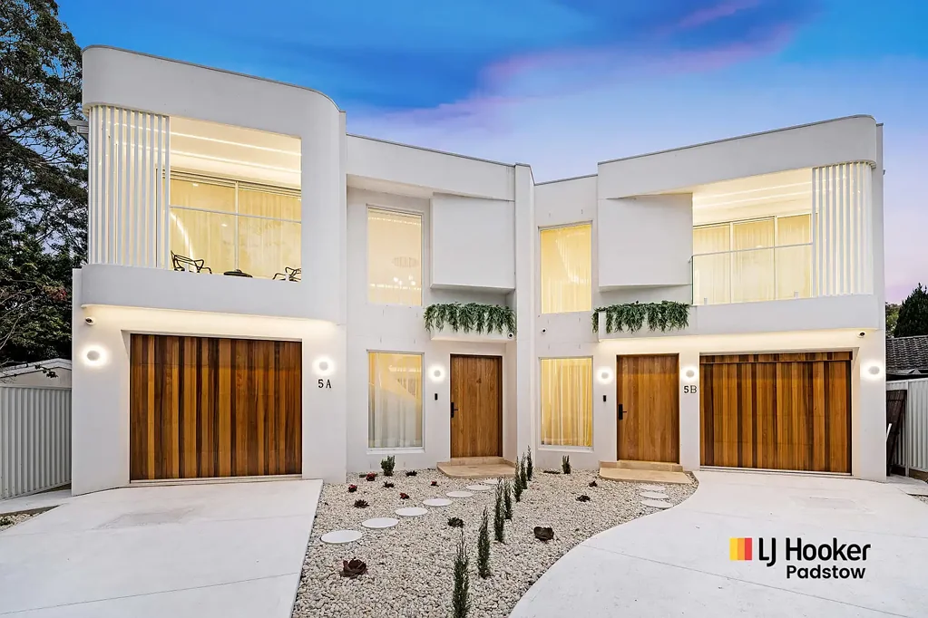 Revesby 3 Bedroom Luxurious Indoor-Outdoor Entertainer�s Dream � 8 Min Walk to Revesby Station