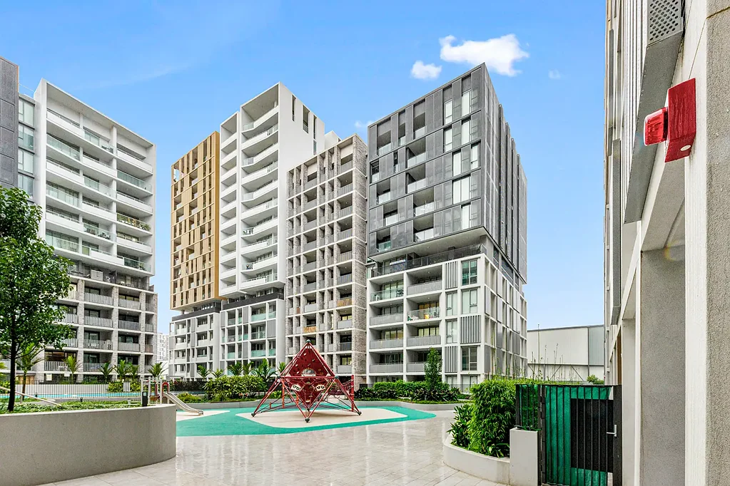 Lidcombe 1 Bedroom High Level 1 Bed + Study with Area & City View