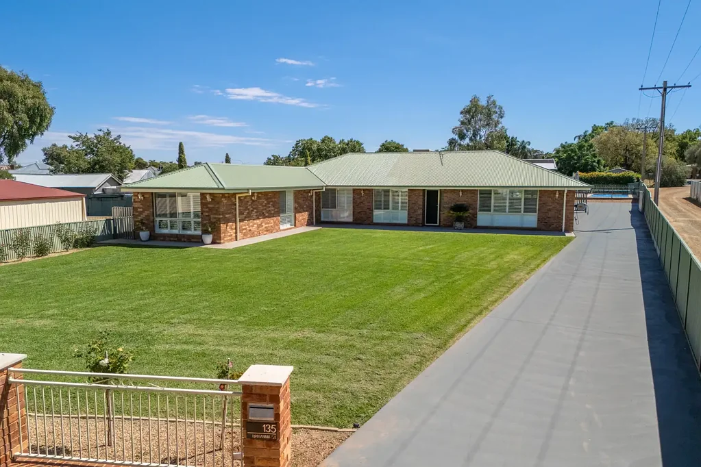 Temora 5ห้องนอน Spacious Family Living with Pool, Multiple Living Zones & Exceptional Shedding