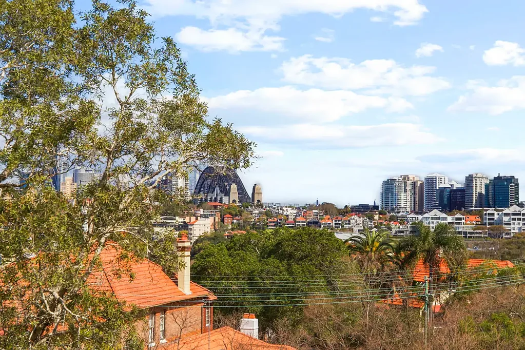 Neutral Bay 3房 树梢天际线景观 开放式阳光阳台 电磁炉时尚厨房 主卧广阔视野 宠物友好车库 Modernised 3 bed apartment with views