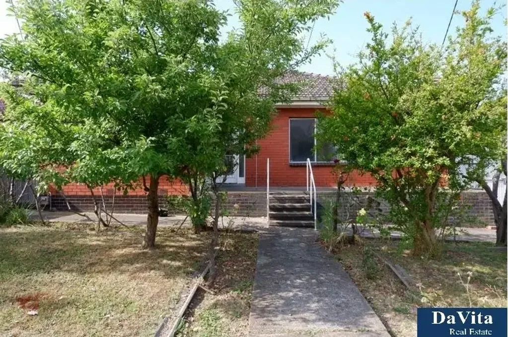 Fully-Furnished Family Home Walk To Monash