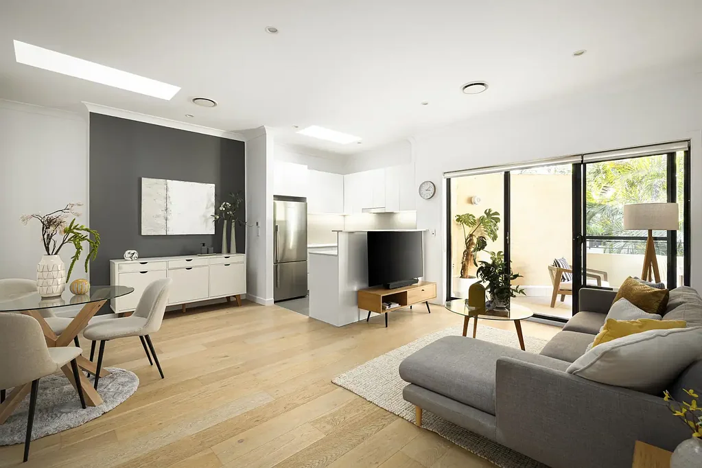 Brookvale 2Kwarto Light-filled apartment with triple garage in a sought-after position