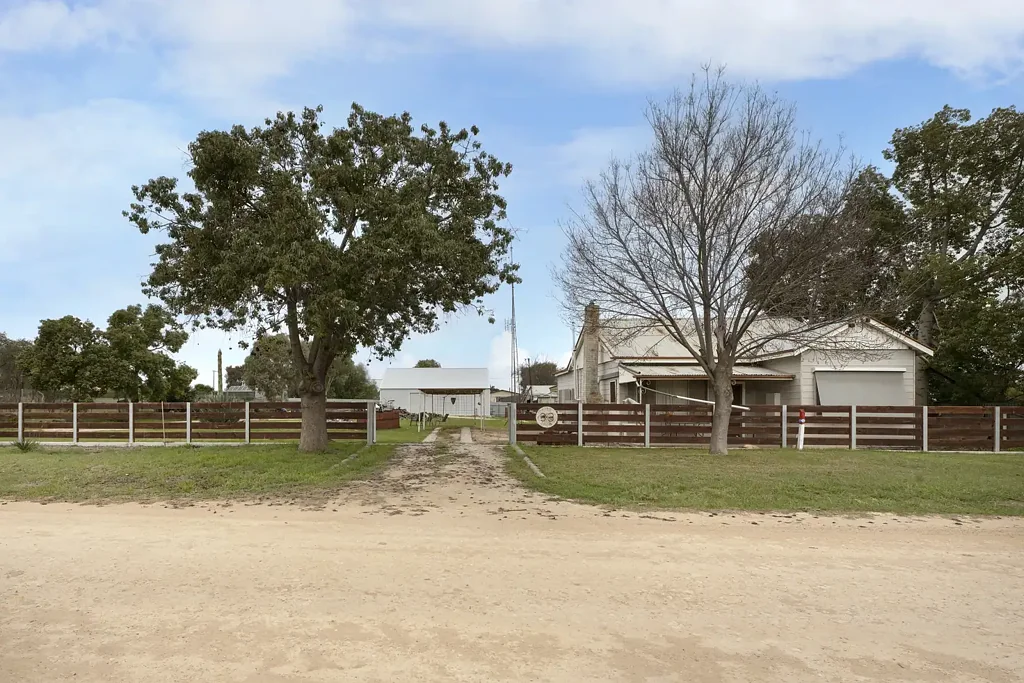 Nyah West 2ਬੈੱਡਰੂਮ Country Charm with Outstanding Shedding on 2,060m²