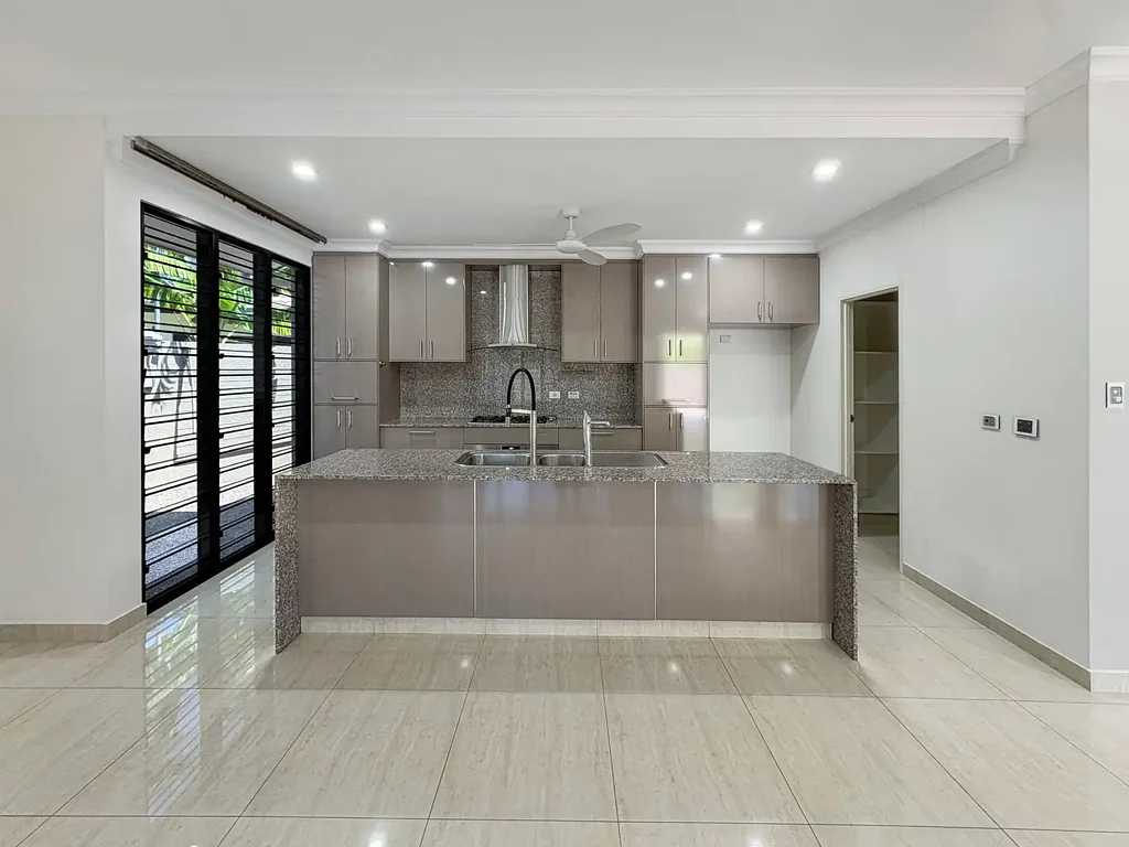 SPACIOUS. MODERN. FAMILY LIVING IN LYONS