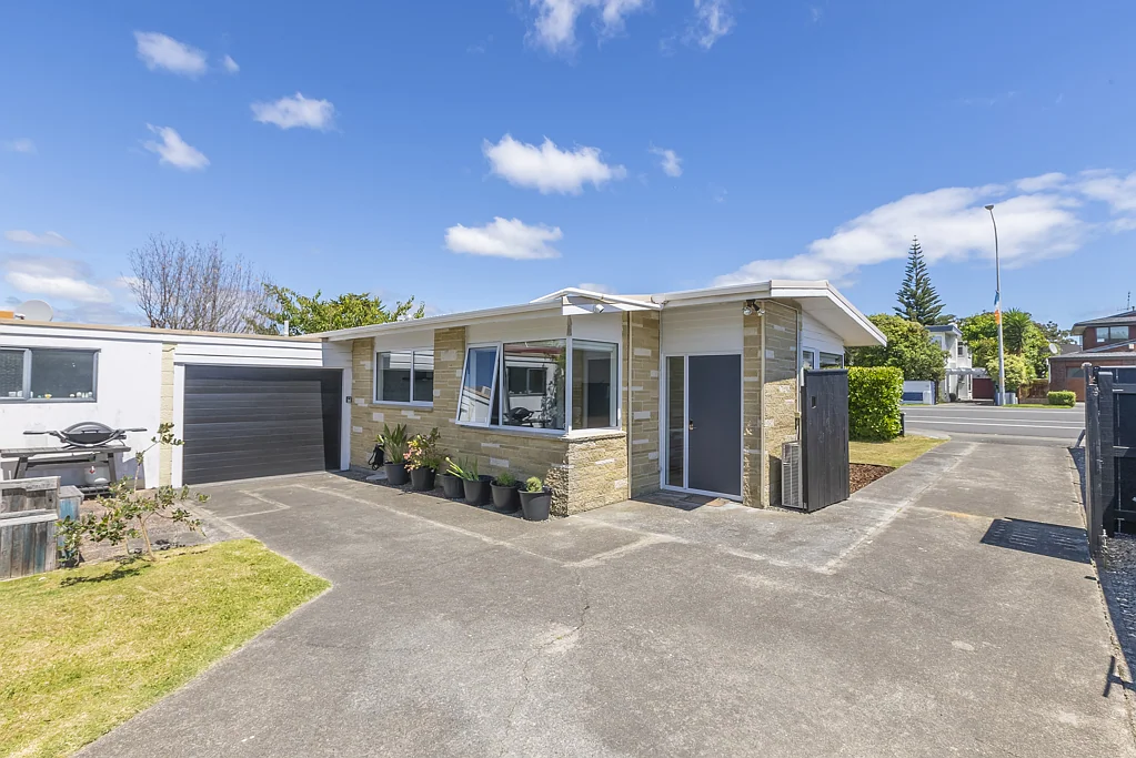 Paraparaumu Beach 2 Bedroom Beyond the Brick - This One Surprises