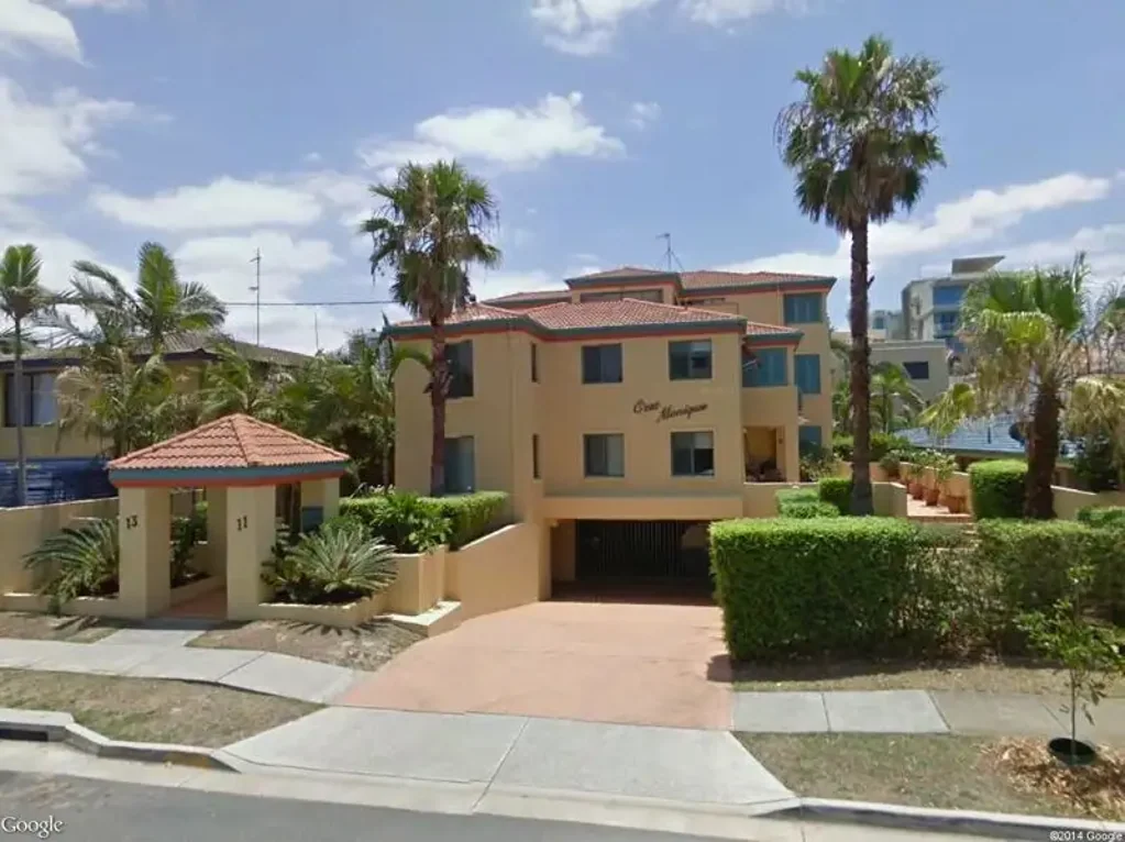 Large 2 Bedroom unit, Walk to beach